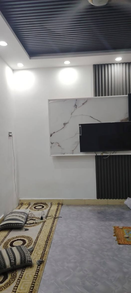 بيت للبيع بلحيانيه بلربعه خلف مدرسه التحدي طابو صرف يتحول مباشر طابقين طابق الاول كونكريت يتكون من غرفتين وصحيات واستقبال وصاله ومطبخ وطابق الثاني سندويج يتكون من غرفتين وصحيات مساحه 150م السعر 125 وبي مجال إستفسار خاص
