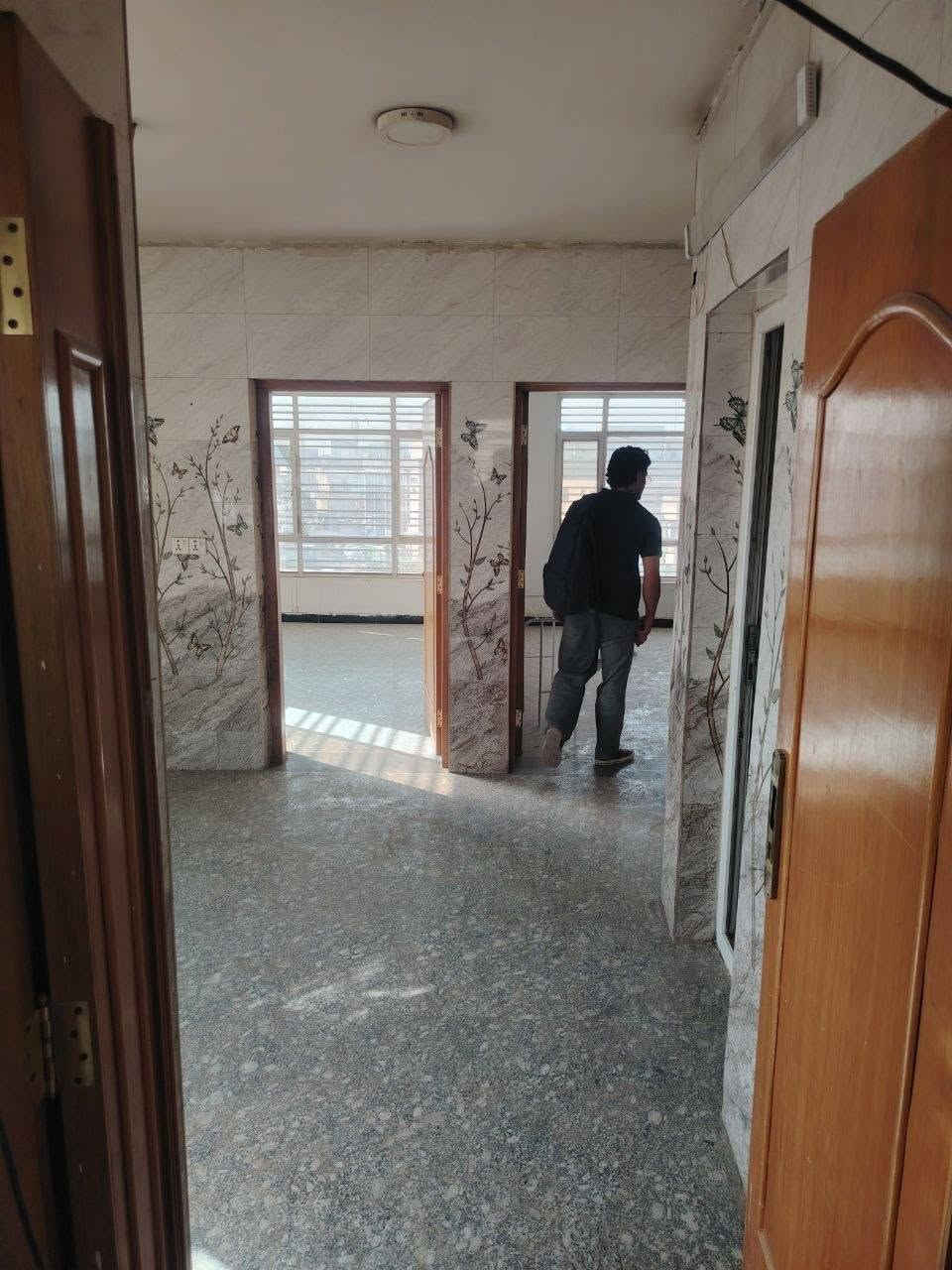 السلام عليكم،
احنا طلاب اربع بالتكنو، شقتنا بكمب سارة مقابل شارع الصناعة (يعني 10 دقايق مشي للجامعة) محتاجين خامس ويانة، الايجار على الواحد 110. 

للتواصل: *********** مصطفى
