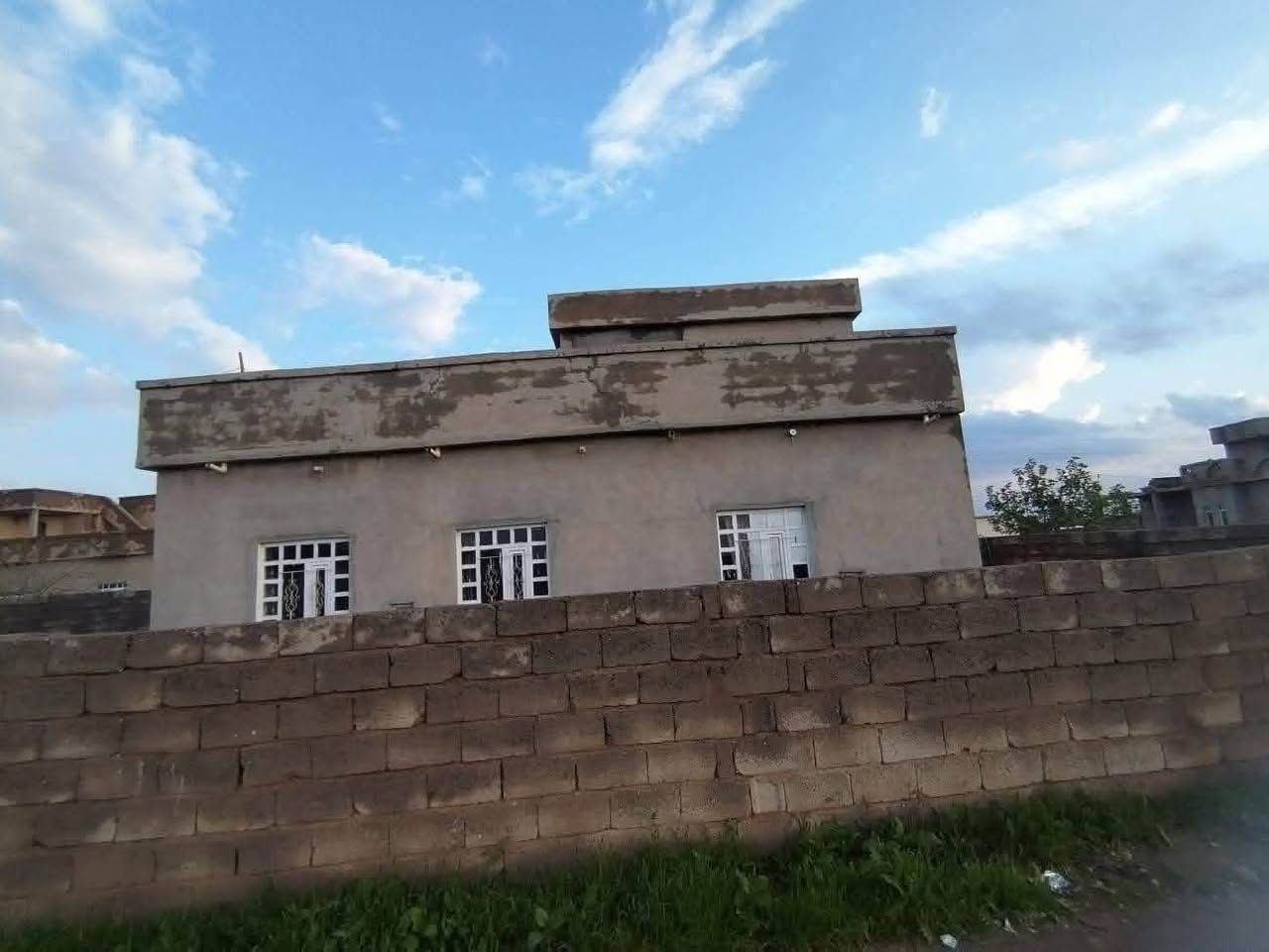 السلام عليكم 
بيت للبيع مساحة الأرض 1250m 
البيت متكون من ربـعة و إستقبال وثلاث غرف نوم ومطبغ وصحيات داخلية وخارجية وسياج وباب حوش ومخازن وتبليط لـ باب الحوش ماء + كهرباء 
البيت ما يعوزو شيء البيت كلو سيراميك أرضي +حزام متر وعشرين + الأرضية الخارجية صبة جديدة 
الـربعة 7×3.60
إستقبال 5×3.80
غرفتين  أرضي +غرفة نوم فوق 5×3.60
المطبخ 4.40×3.30
هول كبير 7.50×2.70
العنوان:- صلاح الدين /الشرقاط-الساحل الأيسر-هيچل فوقاني (أجميلة عنگ الهوى) 
السعر المطلوب 62 مليون وقابل للتفاوض 
للأستفسار والتواصل عبر رقم الهاتف 
***********
***********
 #عقار #الشرقاط #بيت
