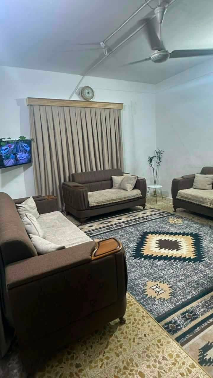 الدار للبيع حي الشعراء  المساحه 200متر الواجهه 10 والنزال 20  

 بناءً قديم مقابيل مدرسه الشيماء طابقين طابق ارضي صب أو ثاني بي مشتملات اثنين
غرفه واستقبال وهول كلدور مطبخ تخاريج طابق ارضي 📍
طابق ثاني بي مشتملات اثنين بي 3 غرف وصاله ومطابخ اثنين🏠
سعر 450 بي مجال
الاستفسار تواصل واتساب (***********)☎️
مكتب الحنانه ابراهيم ديبس
