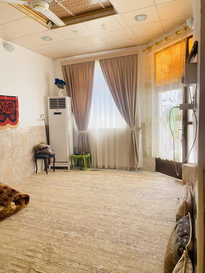 السلام عليكم بيت بسيد علاوي البيع يتكون من غرفتين وصالة ومطبخ وبراني وصحيات دخلية وخارجية مسلح بناء جديد البيت كامل من كلشي 

رقم الهاتف ***********
