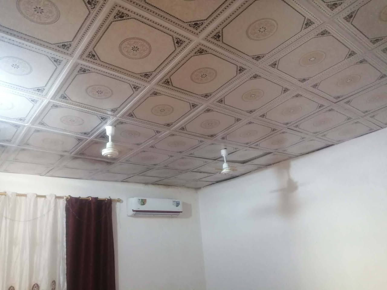 بيت 100م بلوك. عكاده.  غرفه وصاله ومطبخ واستقبال والشراي يتصل ***********.  سعر مناسب
