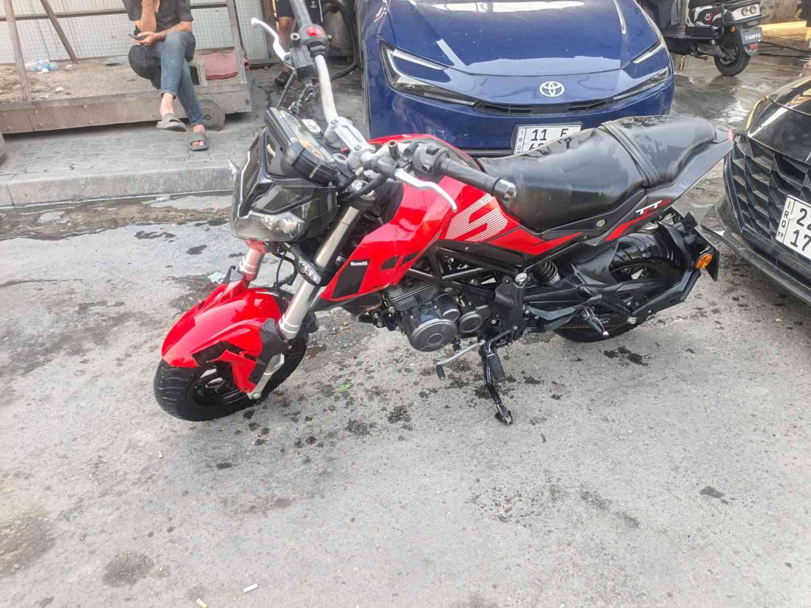 بنلي للبيع مرقم اصولي دراجه جديده سويجات ثنين مصارلها هواي من نازله من الرمبه  شلعه ومعدل بطناش مناقصها اي شي كامله نكره سلف خير من الله عالي ناصي اشاير نصبتها حلوه (سعرها مناسب)مكاني بغداد الاعضميه شراي اتصل وماوكف ويه احد انشالله رقمي ***********

نص مكتوب في الصور:
- TT 135