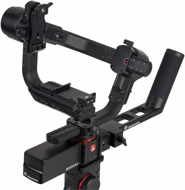 للبيع
للتواصل ***********
نظافته ٩٥ %
Manfrotto MVG300XM هو جيمبال ثلاثي المحاور Modular (قابل للفصل) مصمم لتثبيت كاميرات DSLR وMirrorless الثقيلة حتى 3.4 كجم بمرونة عالية.  ￼

✔ تصميم موديولار (Modular)
✔ مقبض قابل للإزالة ويمكن استخدامه كـ ريموت كونترول لاسلكي
✔ شاشة LCD تعمل باللمس على المقبض للتحكم في الإعدادات
✔ يأتي مع ملحقات كثيرة (سريع التحرير، حامل خلفي، ميني ترايبود)  ￼

⸻

⚙️ المواصفات التقنية

🔧 الخصائص الأساسية
 • نوع الجهاز: جيمبال استقرار ثلاثي المحاور (Pitch, Roll, Yaw)
 • التصميم: Modular (المقبض قابل للفصل ليعمل كجهاز تحكم)
 • التحكم:
 • شاشة LCD باللمس
 • Joystick للتحكم في الحركة
 • Knob متعدد الوظائف (يمكن استخدامه للتحكم في التركيز والكاميرا على الأجهزة المدعومة)  ￼

📐 نطاق الحركة
 • الدوران (Pan): 360°
 • الإمالة (Tilt): 340°
 • الدحرجة (Roll): 340°  ￼

📦 الحمل والوزن
 • وزن الجيمبال: حوالي 2 كجم
 • الحمولة القصوى: حتى 3.4 كجم (7.5 lbs)
 • الأبعاد: تقريبًا 19.6 × 29 × 46 سم  ￼

🔋 البطارية والشحن
 • نوع البطارية: Lithium-Ion مدمجة
 • مدة التشغيل: حتى 10 ساعات (عند الاستخدام العادي)
 • وقت الشحن: حوالي 2.6 – 2.8 ساعات
 • شحن: عبر USB-C (يمكن استخدام شاحن بقوة حتى 18 واط)  ￼

📱 الاتصال والتحكم
 • الوصلات: USB-C للشحن، Wi-Fi للتحكم
 • تطبيق: Manfrotto Gimbal 300XM للتحكم اللاسلكي وإعدادات إضافية  ￼

🌡 بيئة التشغيل
 • درجة الحرارة: من -10 °C إلى 45 °C  ￼

⸻

🎬 أوضاع التصوير والدعم

يحتوي الجيمبال على أوضاع تصوير مدمجة مفيدة للفيديوهات الإبداعية مثل:
✔ Timelapse
✔ Inception / vortex motion
✔ Panorama
✔ Portrait (تصوير عمودي)
✔ Selfie mode  ￼

⸻
