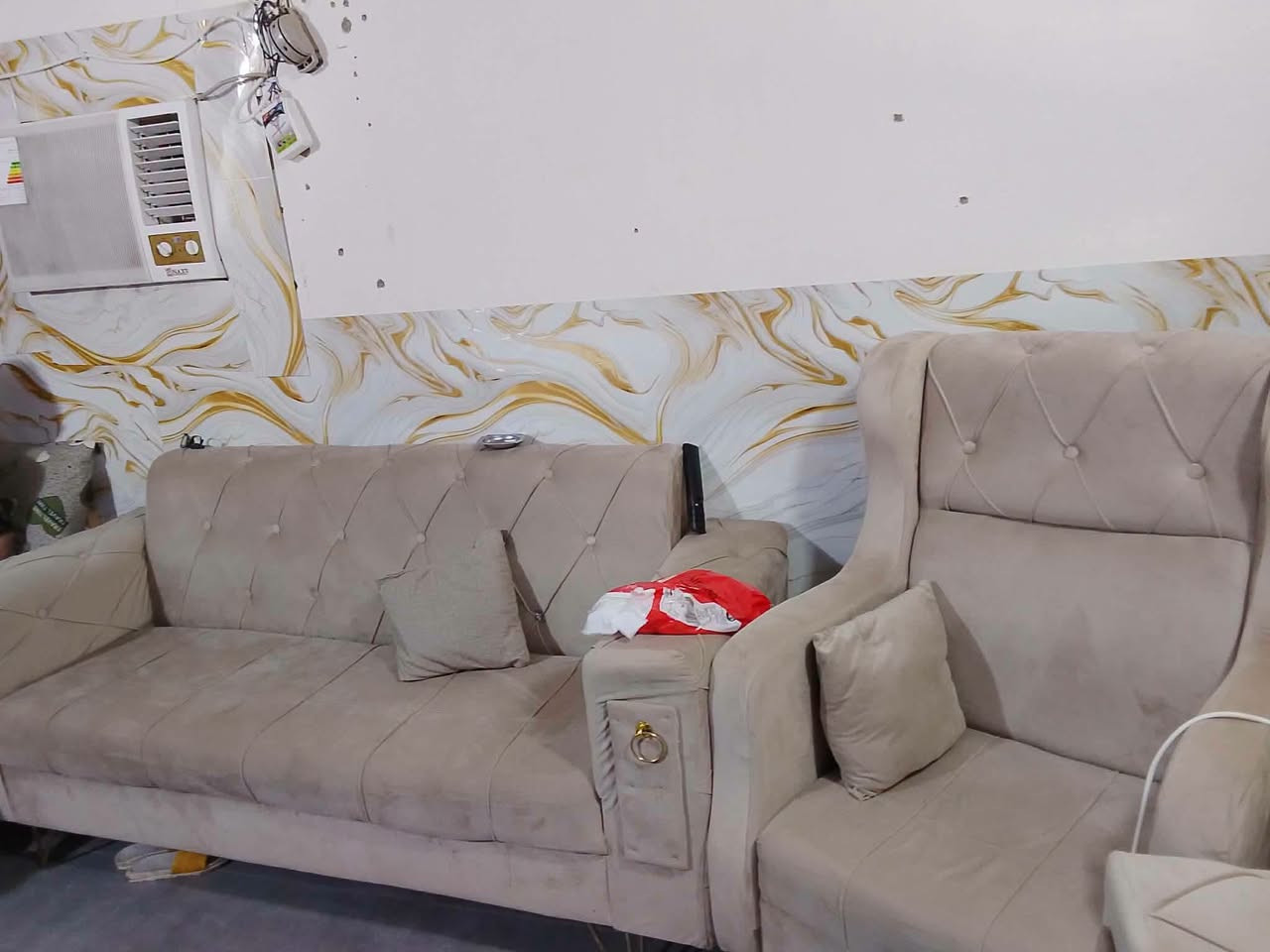 تخم للبيع نظيف ومريح بالجلوس بس المكان صغير واريد ابيعه وبس القنفه رجلها مكسوره والرجل موجوده 
***********
