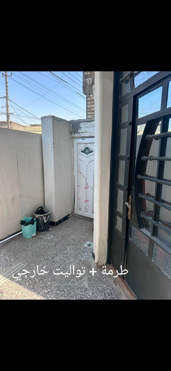 السلام عليكم
بيت ١٠٠ متر  واجه ٥ والنزال٢٠

يحتوي علئ. طرمه وحمام خارجي

الطابق الاول. حولي +ستقبال+مطبخ +حمام مشترك. 

طابق الثاني. غرفتين نوم + حولي+ حمام مشترك

طايق الثالث. بيتونه كبيره +سطح امامي وسطح خلفي البيت في منطقه المعالف قرب. شارع دكتور حافظ وقرب مدرسة زبيده 

اي استفسار ***********  بالتوفيق للجميع
