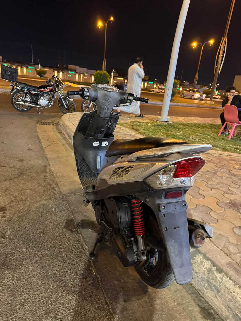 السلام عليكم
دراجه ماكس عدله 

اي نقص مابيها دراجه تاخذها مال جناي 

نكره سلف 

هندر واحد تشتغل 

كلشيء ما ناقصها 

تجي تشوفه بعينك احلئ من الصوره وارتب 

سعر الدراجه ( 800 ) وبيه مجال دراجه بلاديه ملحه تخبل كهربائيات بلادي كله شغاله ختم واحد كله 

مكاني فلوجه حي شرطه 

واتس  /***********
اتصال / ***********
