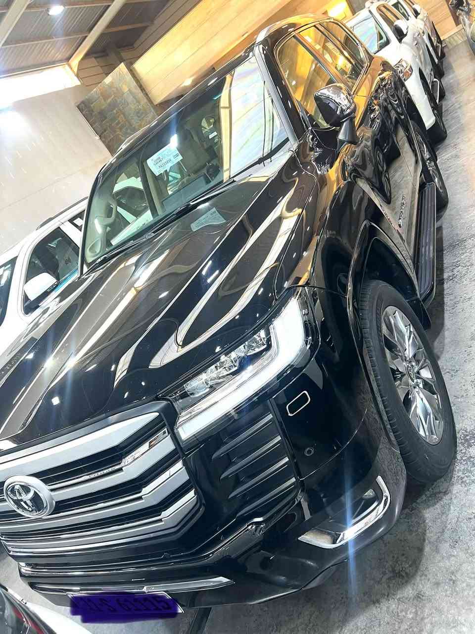 السلام عليكم
تويوتا لآندكروز 2022 VX SAS  ضمان تويوتا العراق اسود 
سلايت وبصمه وتشغيل عن بعد
شاشه كبيره وكامرا شاشات 3 وتطبيق
باب خلفي كهرباء وهاند بريك كهرباء
كشن جلد وكهرباء وتبريد كامل 
حساس امامي وخلفي ورساله ترحيب 
خمس بصمات وشاحن واير ليس وشاشات خلفيه 
سستم سماعات GBL ولايت 3 عدسات ولد  
مغلفه PPF قبل شهرين الضمان
ماشيه 58000 الف KM  
رقم بغداد تحويل مباشر   
كرسي خزن الوضع ميمري
وباقي المواصفات المعروفه 
السياره جديده مع الملحفات
السعر 65000 
***********
***********
