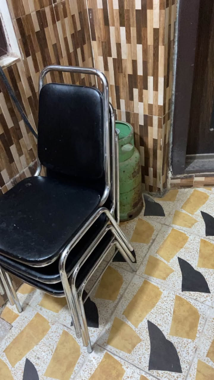 سلام عليكم ميز طعام للبيع سعر 50 الف كراسي عدد 4
رقم ***********
