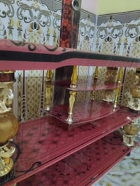 معرض تلفاز • عنابي مزغرف • أعمدة ذهبية