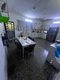 بحي الجهاد 95 بدخله  مطعم ريلاكس واجه10 نزال20  200 متر   5 غرف نوم   ...