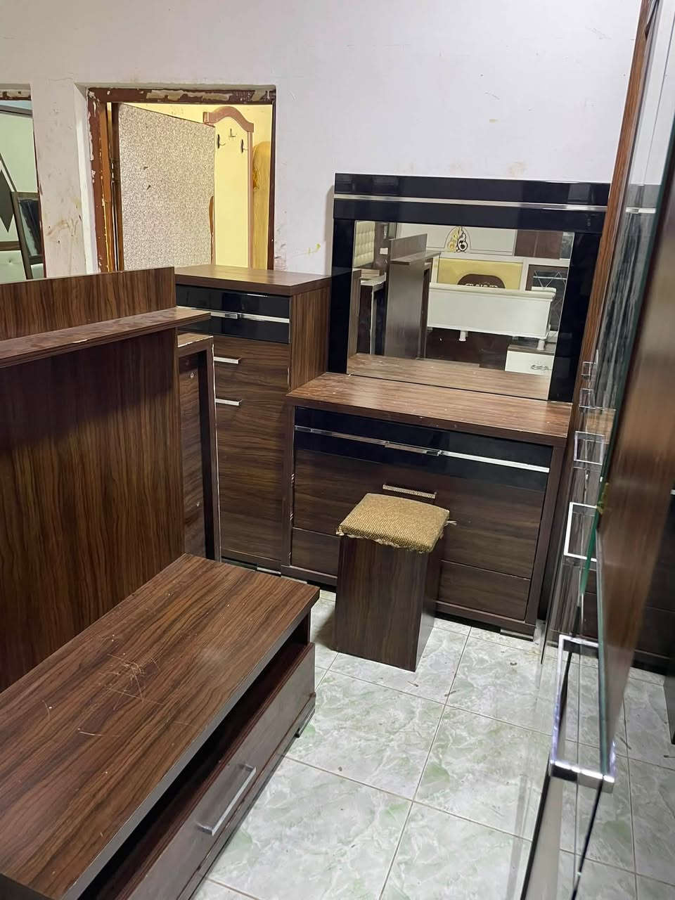 غرفه نوم تركي  بيبان مستعمل نظيف  للبيع
( سعر500) (‭***********‬) واتساز عنوان كركوك شارع حسابات بصف مطعم باب الحسابات  (8قطعة)
