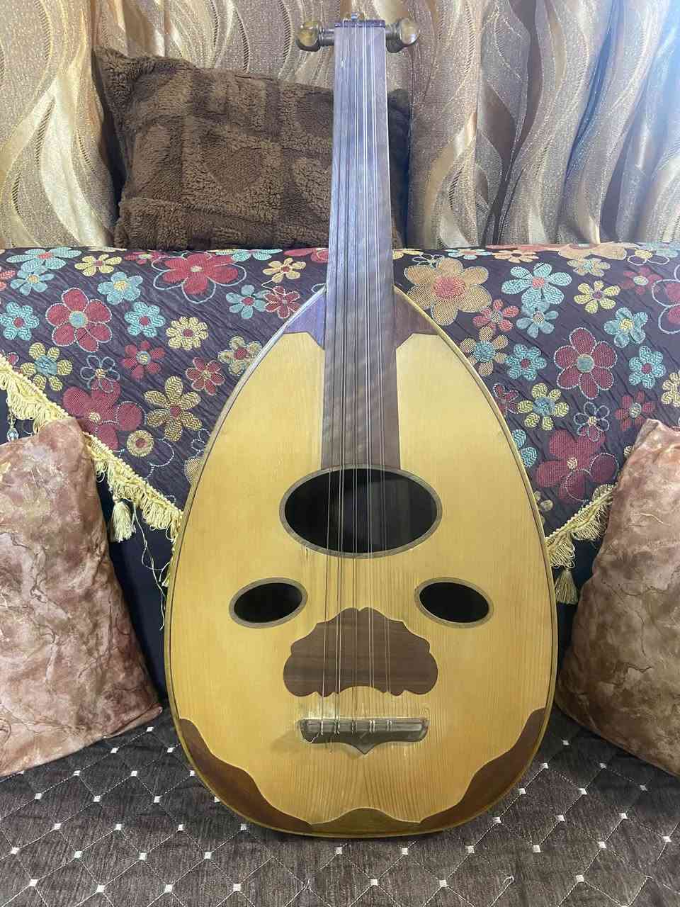 سلام عليكم من رخصت الادمن عود للبيع مجهول الصانع المكان بغداد البنوك السعر 150للاستفسار ***********
