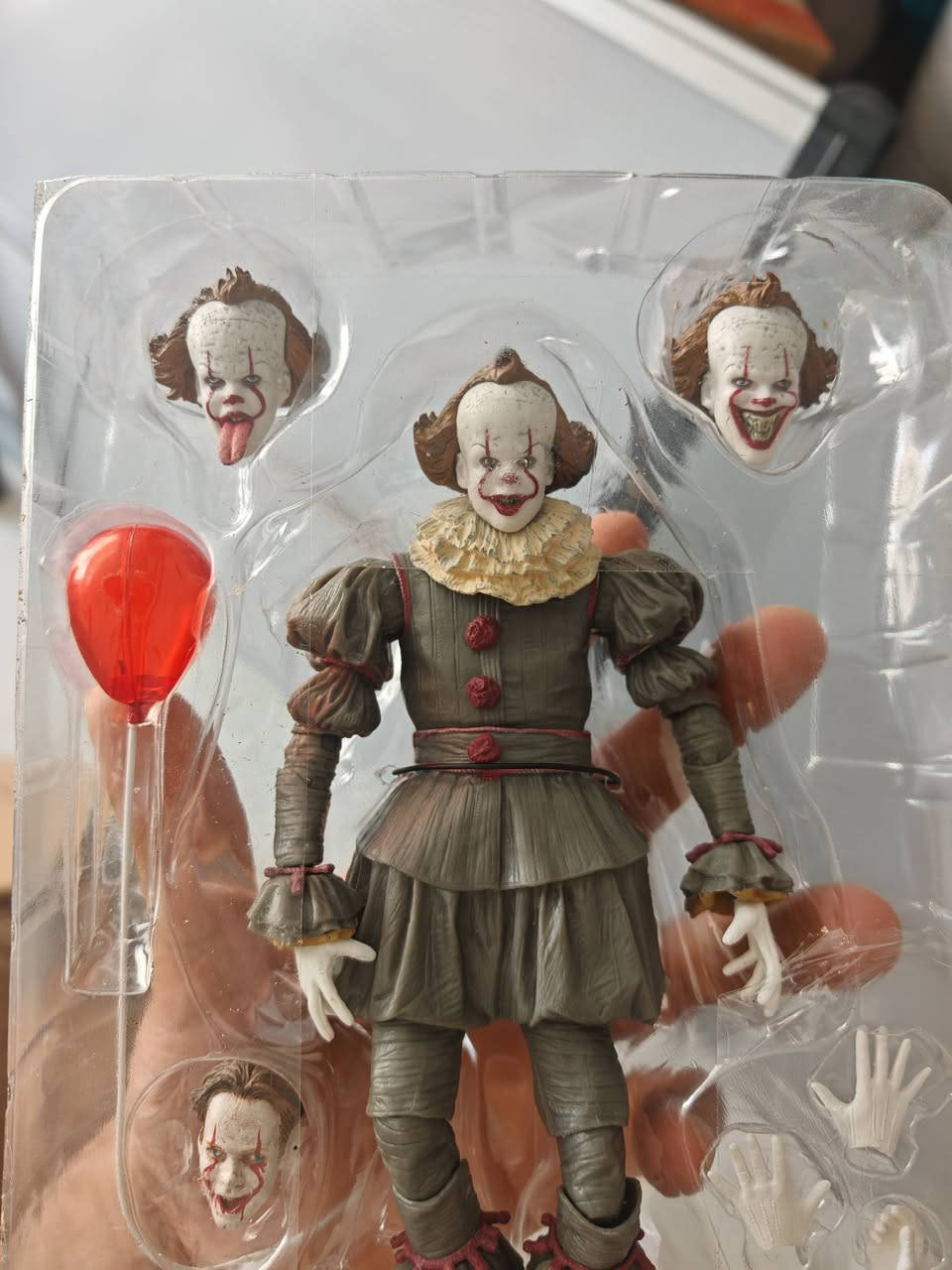 IT: Chapter Two – Pennywise Action Figure 🎈
مجسم عالي التفاصيل لشخصية Pennywise من فيلم IT: Chapter Two، بتصميم دقيق وطلاء مميز يجسد أكثر تفاصيل الشخصية رعبًا.
✨ المحتويات:
4 رؤوس قابلة للتبديل.
عدة أيدٍ قابلة للتبديل.
البالون الأحمر الشهير.
مفاصل حركة متعددة لعمل وضعيات مختلفة.
مناسب لهواة جمع المجسمات، عشاق أفلام الرعب، وللعرض في المكتب أو غرفة الألعاب.

تفاصيل واتساب ***********

