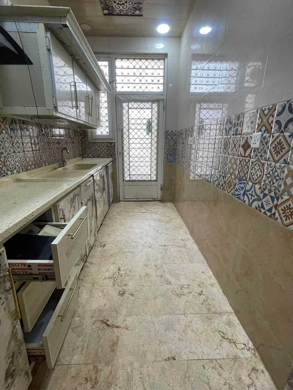 🏠 للبيع مشتمل سكني في حي السكك – قرب تربية سامراء
📐 المساحة: 108 م²
📏 الواجهة: 6 م × النزال: 18 م
📍 الموقع: حي السكك، قرب تربية سامراء
🛣️ شارع: 10 م – مُبلّط

🛏️ عدد الغرف: 3 غرف
✨ غرفتان سويت مع صحيات

🔑 المشتمل فارغ وجاهز للسكن فوراً

📞 للاستفسار عن السعر وباقي التفاصيل:
عبد القادر الورد: ‭***********‬
خالد السامرائي: ***********
