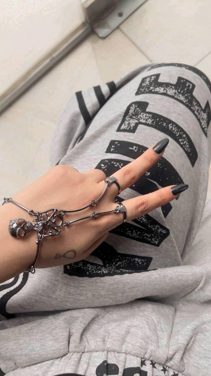 ✨ شباحية معصم الهيكل العظمي 🦴💀 ✨🖤

إذا تحبين الستايل المختلف والقطع اللي تلفت النظر من أول نظرة 😍🔥 هذا المعصم إلكِ!

💀 تصميم هيكل عظمي مميز وفخم
🖤 متوفر باللون الأسود
🤍 ومتـوفر باللون الفضي
👩🏻‍🦰 مناسب للبنات
👨🏻 ومناسب للولد
💧 مقاوم للمي حتى تلبسينه براحتج
✨ الطلاء ثابت ويحافظ على شكله ولمعته
🔥 تصميمه غير اعتيادي ويكمل اللوك بطريقة كلش حلوة
🖤 ينفع للّبس اليومي وللطلعات والمناسبات
😍 قطعة تخلي إيدج مميزة وتضيف لمسة جريئة للستايل

مو مجرد إكسسوار… قطعة بيها شخصية وهيبة 😎💀

سعر القطعة 11 الف
🚘يوجد خدمة توصيل لجميع محافظات العراق ٤ الاف🚘