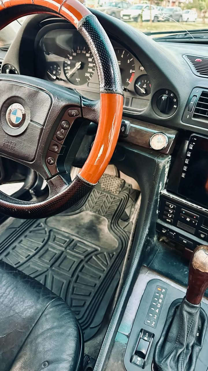 السلام عليكم bmw للبيع
السعر 58

اتصال او وتساب ***********
بي ام صقر كاسحة 740 
موديل 1996
محرك 4400
كير اوتوماتيك 
نظام اي بي اس ABS + مانع انزلاق تركشن 
وضع قيادة عادي + سبورت
رقم الماني + مشروع وطني سنوية 2027
غرفة جلد m كهرب
الكشنات هيتر + كشن السايق خزن ميموري وضعيات
مري جوانب كهرب - زئبق (ضد لايت العالي)
مراية وسطية كهرب 
دبل جام + كهرب
تبريد + تدفئة -التبريد قطعتين 
صندوق شفط
سنتر لوك كامل - قفل مركزي 
سويج تشغيل + سويج ريموت تحكمات
شاشة ايباد 
حساسات امامي وخلفي بالدعاميات بس مامربوط
حساس صعود الجام ع ايد الشخص يوكف الجام
حساسات سكيورتي نظام امان شغال مع هورن انذار
سيدي جنجر بالصندوق
تحكمات ستيرن 
صبغ عام جمالية 
 
مكان السيارة بالموصل - الايسر

#موصل #الموصل #نينوى #بي_ام #سيارة_للبيع
