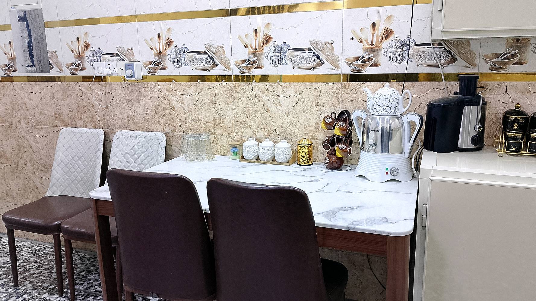 ميز طعام • ٤ كراسي • نظيف جداً