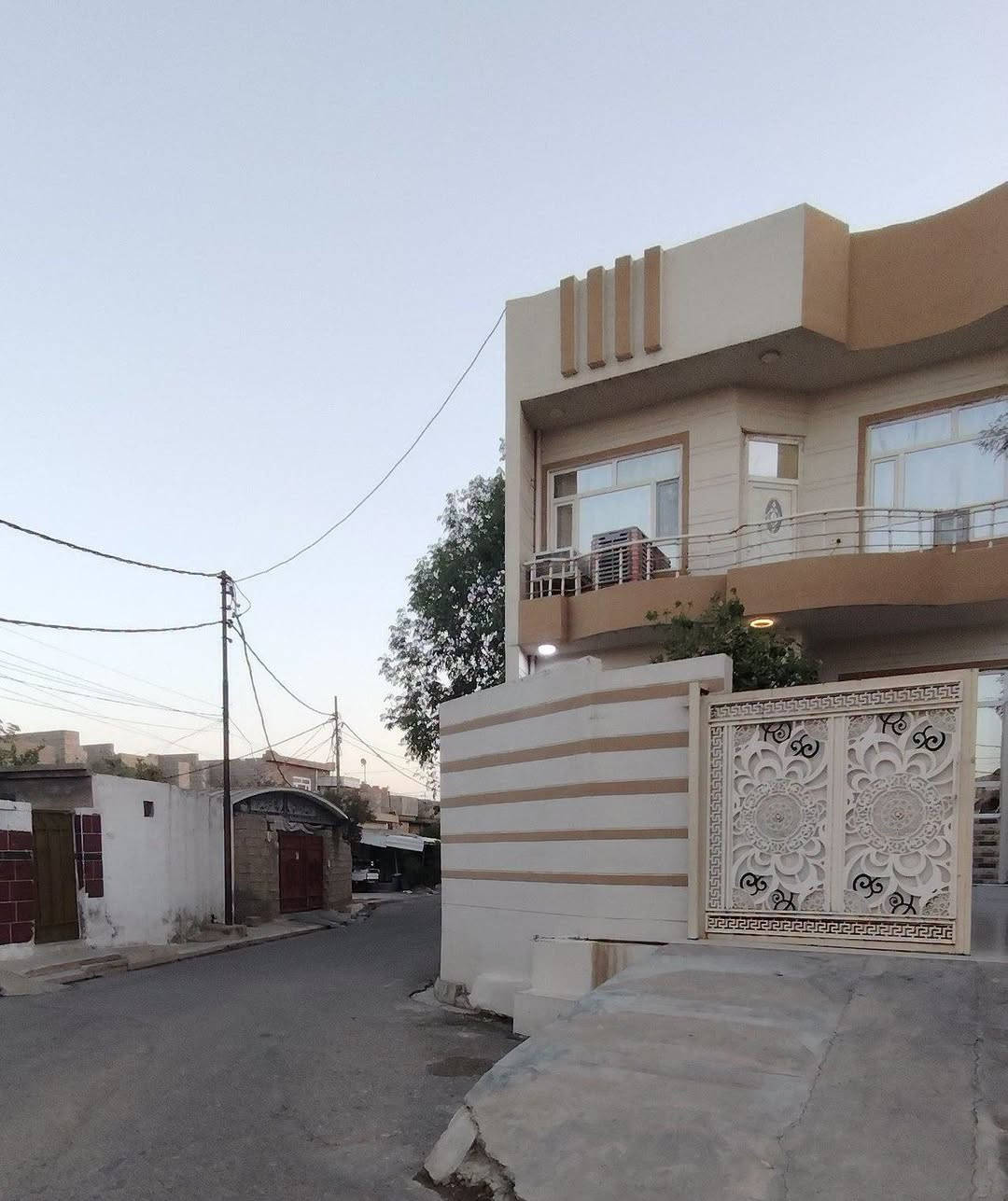 #نظرة واحدة تكفي لتقرر.. الجمال لا يحتاج إلى مقدمات

بسم الله الرحمن الرحيم
السلام عليكم ورحمة الله وبركاته
يعلن مكتب علي الصميدعي للاستثمار العقاري
عن توفر #دار_للبيع_ركن المساحة ١٥٠ متر الموقع حي الخضراء قرب اسواق جلال كوردي بناء حديث طابقين #يحتوي الطابق الأول على استقبال ٦ *٤ ومطبخ ٤ *٤ ومجموعة درج ٨*٤ مع غرفة نوم ٥*٤ ومجموعة صحيات متكاملة مع مناور عدد ٢ وصحيات داخليه وخارجية مع حديقة خارجية ٠٠٠
#يحتوي الطابق الثاني يحتوي على غرفين نوم مساحة الغرفة الأولى ٦*٤ والغرفة الثانية ٥* ٣ونص مع صالة ٥ *٤ مجموعة صحيات مع مطبخ ٠٠٠
علماً جميع ارضية الدار سيراميك وسقوف ثانوية والمنطقة تحتوي على كافة الخدمات ماء اسالة كهرباء تبليط اناره مجاري ٠٠٠ للاستفسار عن السعر وباقي التفاصيل الاتصال على الارقام التالية او مراسلة الصفحة :
📞 *********** متوفر واتس اب
📞 *********** متوفر واتس اب
او زيارة مكتب علي الصميدعي للعقار الكائن في ديالى ٠ جلولاء ٠ حي الشهداء ٠ مقابل اتحاد شباب جلولاء ٠ ودائرة التقاعد ٠
#ملاحظة الدار ركن وامام الدار ساحة مفتوحة وليس فرع
