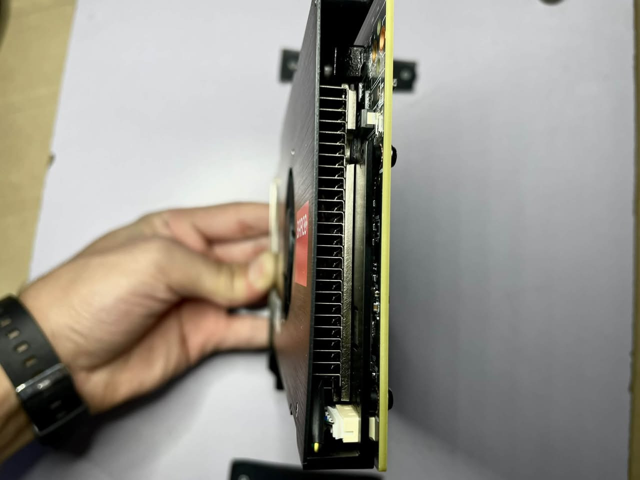 بحالة الجديد مع ضمان عمل كرت شاشة MXRT 6700 8GB vram  من شركة باركو البلغارية (مخصص لاجهزة الفحص الطبي وليس للألعاب) مثل CT SCAN / X-RAY / MRI به 4 منافذ DP فقط لكل منفذ يخرج دقة 4k السعر ٢٠٠ الف موقعي بغداد حي الجامعة الرقم للاستفسار ***********
