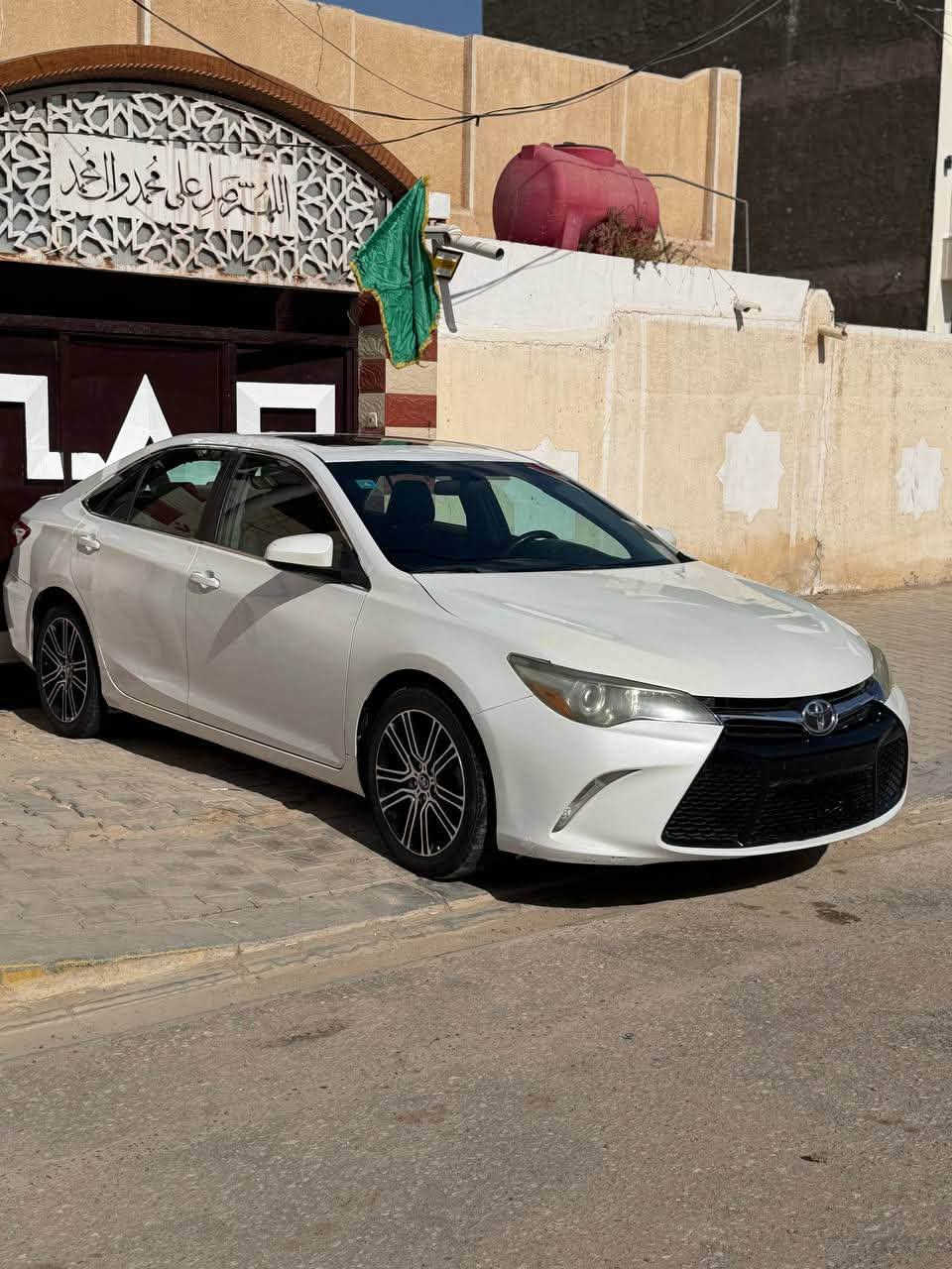 كامري 2016 فول مواصفات فئة الـse 
فتحه سقف 
وكشن كهرباء جلد ومخمل 
بصمه ابواب وتشغيل 
هيتر مري وجام
ويل رياضي حجم ١٨
شاشه وكامره 
تحكم ستيرن ومثبت سرعه 
حداديه جديده وتخم تاير جديد 
عليها ادامه كامله منضومه الماء ومنضومه البانزين 
رقم نجف بأسمي هزه وسنويه جدد مكانها نجف حي النصر 
حادثها من امريكا جاملغ خلفي وتصليح بالجنطه (راجعه نفسها بدون تبديل) 
وبالعراق خشم البنيد وصبغ بالجاملغ هم بدون تبديل 
*********** للتواصل واتساب
