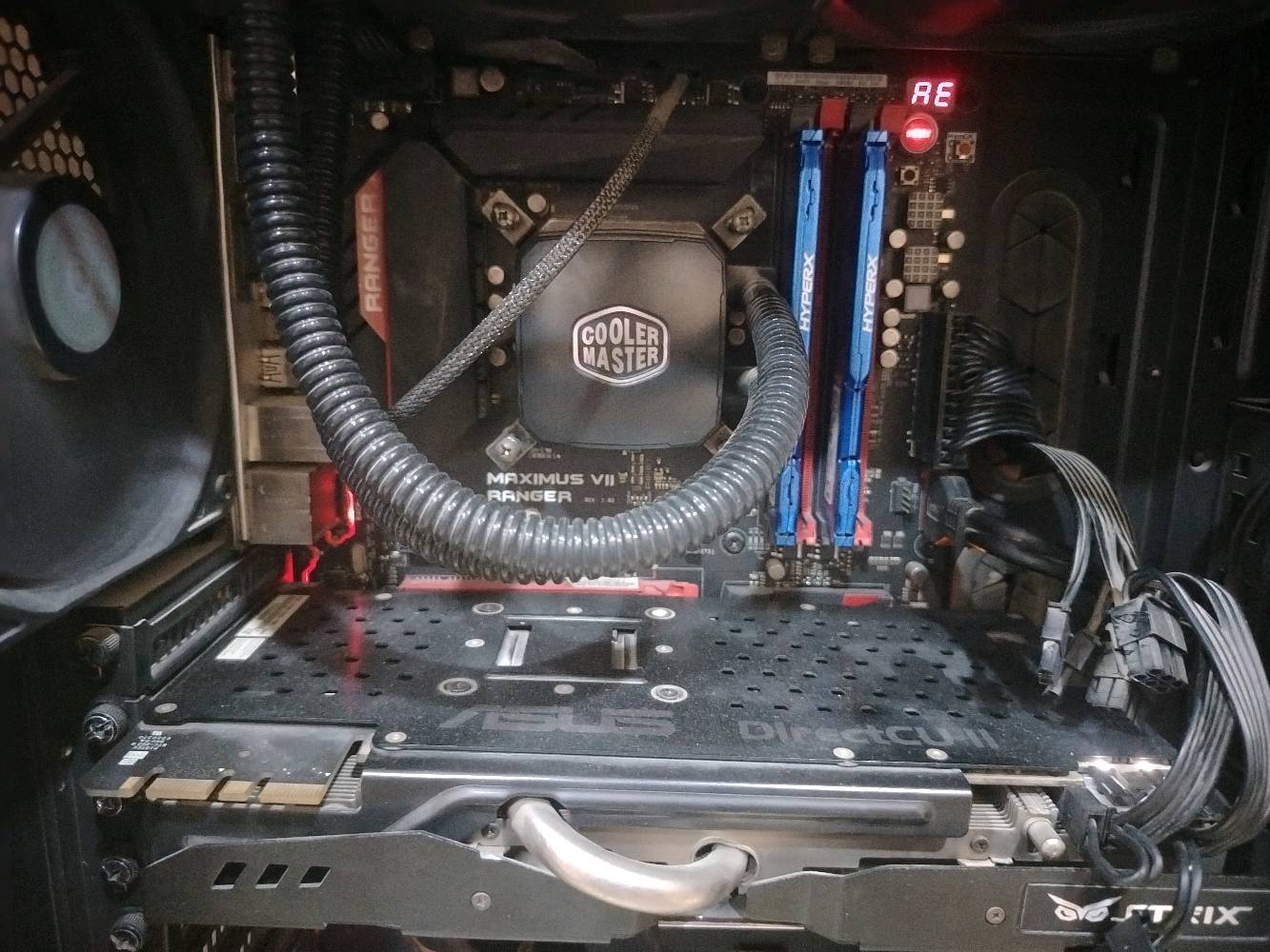 للبيع بندل احترافي (بورد + معالج + رامات + تبريد مائي)
​اللوحة الأم (Motherboard): ASUS ROG Maximus VII Ranger (Chipset Z97) - فئة احترافية مخصصة للألعاب والكسر.  
​المعالج (CPU): Intel Core i5 (الجيل الرابع - socket LGA 1150).
​الرامات (RAM): Kingston HyperX Fury DDR3 بحجم 16GB (قطعتين 8GBx2).  
​المبرد (Cooler): تبريد مائي مغلق من كولر ماستر (Cooler Master Liquid Cooler).  
​ملاحظات:
​القطع شغالة وفحص وتجربة على الشرط.
​التبريد المائي يعمل بكفاءة والرامات شغال Dual Channel.