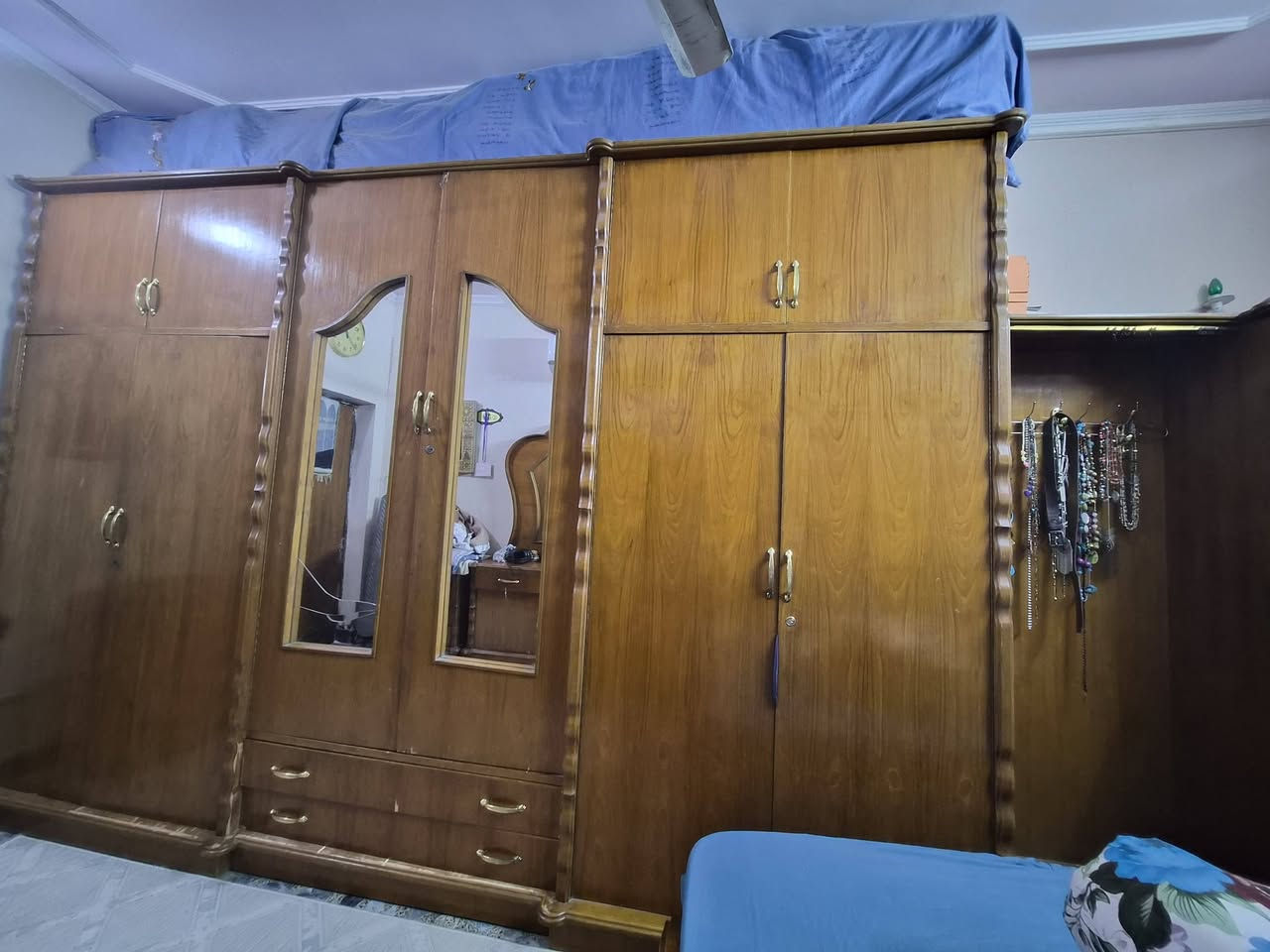 غرفه صاج عراقي للبيع تتكون من سرير وكنتور وزاويه ملحق وميز تواليت و٢ مجرات اضافه الى جزامه 
السرير يجي بي تاج مامعروض بالصور ضامي والجزامه هم ما عارضيها
الغرفه نظيفه مابيها عيوب غير انه مرايه الكنتور من جوه شوي بيها فطر 
والصاج عراقي اصلي 
الغرض من البيع الانتقال 
سعر البيع ٧٥٠ الف وبي مجال 
عنوانه بغداد الشعب حي سومر 
*********** متوفر واتساب
