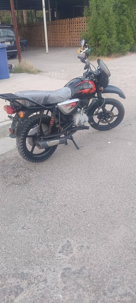 بوكسر جبلي مديل 23 نازله بال 24
اوراق اصوليه مابيها اي نقص الدراجه 
كفاله عامه اشاير لايت كله شغال مكينه برقي ممفتوح بيها مكفوله بعدها ع وضع الشركه مكينه خرسه 
مكاني بغداد الشعب 
السعر مليون و700  وبيها مجال 
تصال ***********
