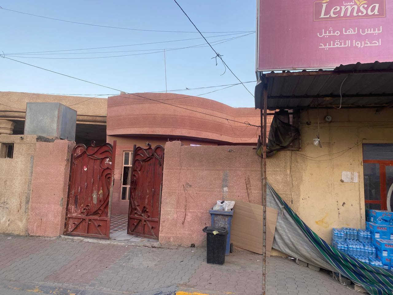 السلام عليكم 

دارين  وقطعه ومحل للبيع
مجموع المساحه :450 متر
الموقع: شارع الأمير مقابل مخبز الأمير 
سند 25 زراعي
مطله على شارعين 
الاستفسار:***********
