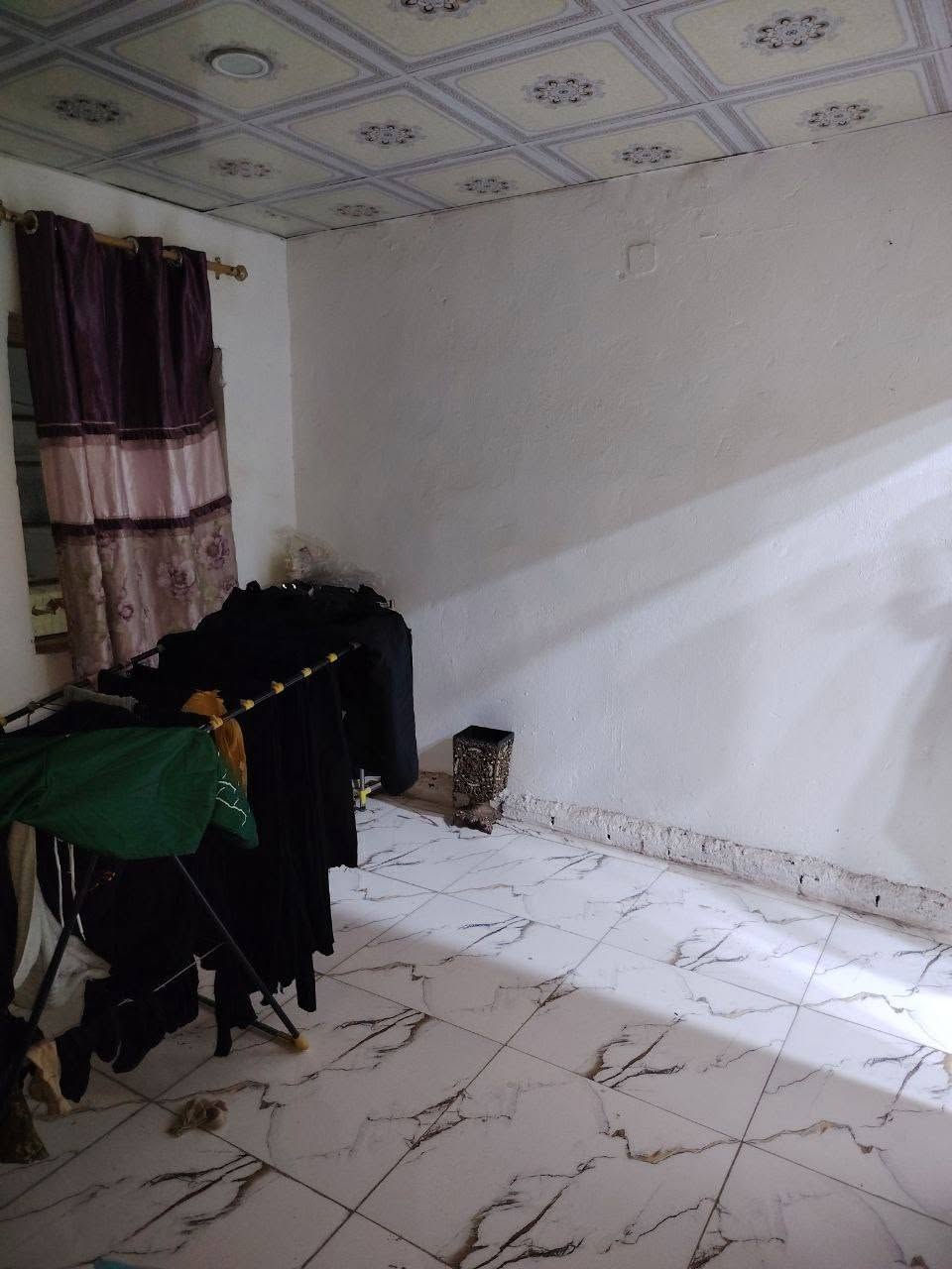 سلام عليكم بيت للبيع تجاوز صب مسلح الصطح والبيتونه شتايكر  مساحه100متر النزال20الواجه5 يحتوي عله تواليت خارجيه واستقبال معزوله ممر ومطبخ وحمام وغرفه جوه وترك وغرفه فوك ومساحت درج الستفار اكثر تصل عله رقم ***********
