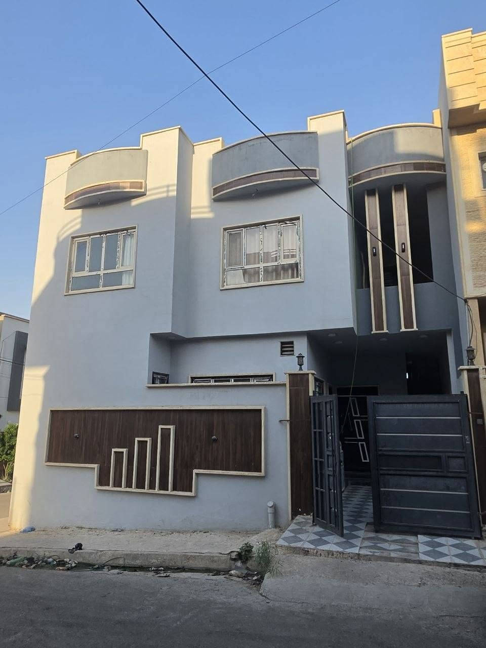 🏠✨ دار للبيع – موقع مميز قرب شقق الحدباء ✨🏠

📍 الموقع: قريب من سائدين شقق الحدباء 🏢

📌 توزيع الأراضي البلدية – فئة (أ)

🏗️ بناء حديث 2024

🔑 فارغ – استلام فوري

📜 سند طابو الزهور ملك صرف ✔️

📐 المساحة: 100 م²
↔️ الواجهة: 10 م
↕️ العمق: 10 م
🏘️ ركن على شارعين
🛣️ شارع تبليط بعرض 12 م

🏡 تفاصيل الدار:

طابقين + بيتونة

🔹 الطابق الأرضي:
• غرفة نوم

• هول

• مطبخ

• صحيات

• درج دوار

🔹 الطابق الثاني:
• غرفتين نوم 

• هول

• صحيات

• بيتونة

📞 للاستفسار والتفاصيل:
***********📱

***********📱

***********📱

🏢 مكتب السماك لتجارة العقارات

📍 الموصل – حي الصديق، بعد مرطبات البحرين، سائدين الصديق الرئيسية، مقابل مدرسة العقول المبدعة الأهلية.

بيع • شراء • تأجير • إدارة أملاك
