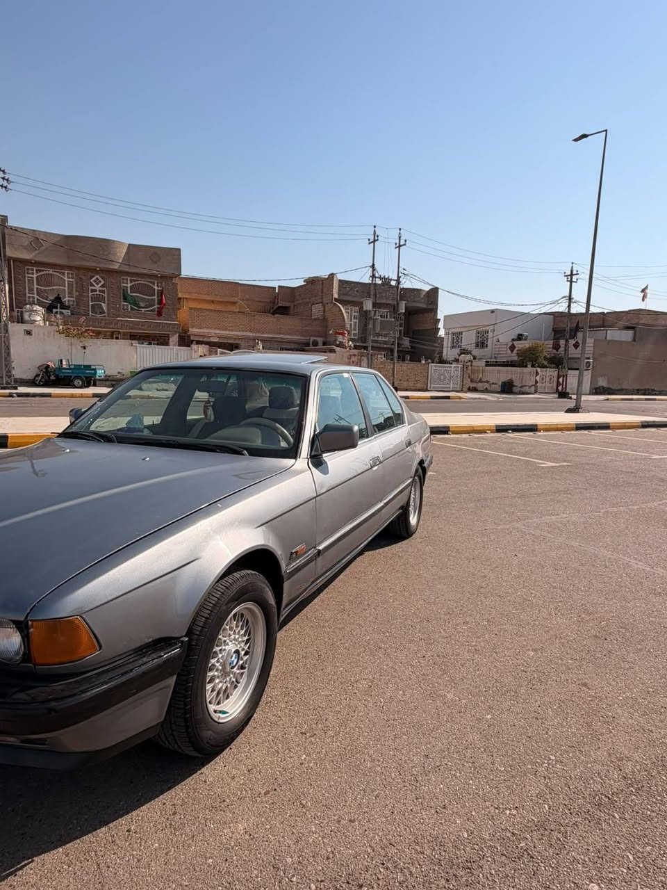 السلام وعليكم بي ام دبليو للبيع موديل 1991 سياره جاهزه ماكينه وكير كفاله تبريد ثلج ❄️ تخم تاير جديد كلش حلوه وجاهزة سياره 735  رقم بغداد تحويل مباشر سعر 38 وبيها مجال مكان واسط العزيزية رقم الهاتف. ***********.
