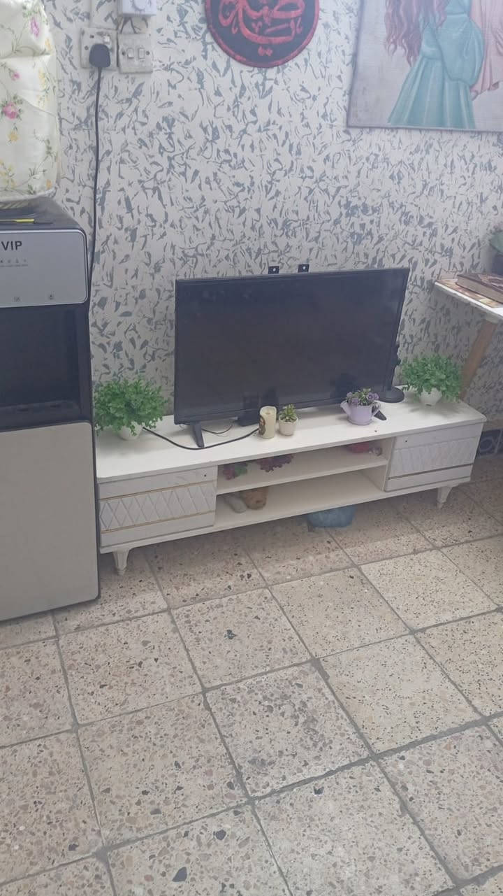 اغراض منزلية نضيفة 
ميز بلازما وتخم وميز تواليت
المكان بغداد الكرادة 
تواصل واتساب ***********
