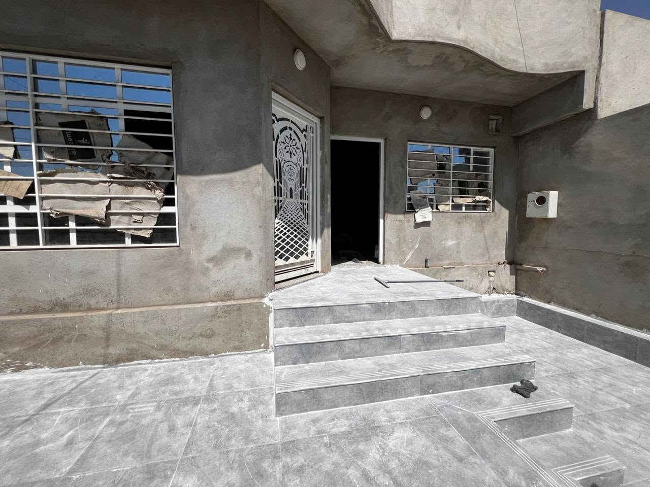دار للبيع في منطقة القوسيات الدار مساحته 235م يحتوي على غرفتين نوم وأستقبال وصالة ومطبخ ومجمع الصحيات وبيتونة وكراج البيت كامل ملبوخ وبورسلين وسيراميك فقط يحتاج سقوف ثانوية بسعر مناسب جداً للمعلومات الاتصال على الرقم التالي *********** أو ‏ *********** ‏
