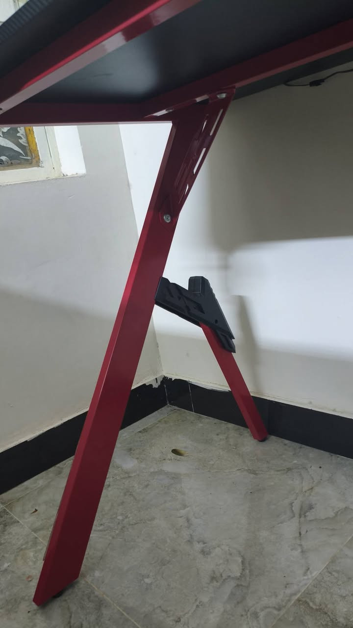 طاولة ألعاب RGB بقياس 120 * 73 * 63 سم 
قاعده اكواب - قاعده سماعات 

الميز نضيف 90% استخدام قليل بيه بس شخوط بسيطه مثل ما موضح بالصوره اناره RGB شغاله وريمونت تحكم بالالوان

السعر : 90 
التواصل : ***********
