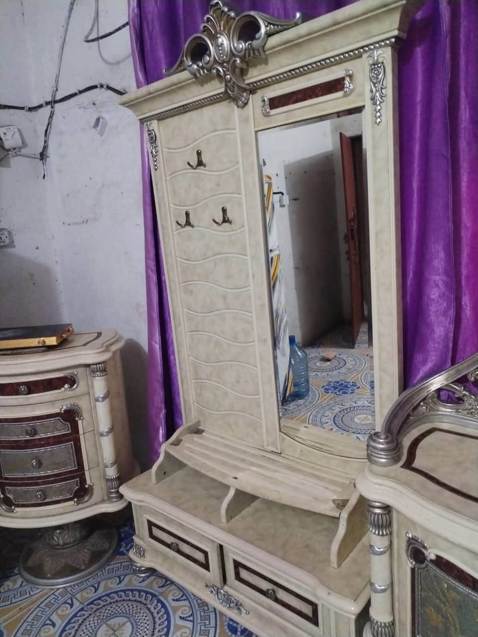 السلام عليكم
غرفه لبيع مثل ماوضح بصوره معها. قعادات  ماصورتهن. كامله  مع العلم مو رمليه. تجي نثيئ وفحل سعره مناسب 
رقم لاستفسار 
***********
