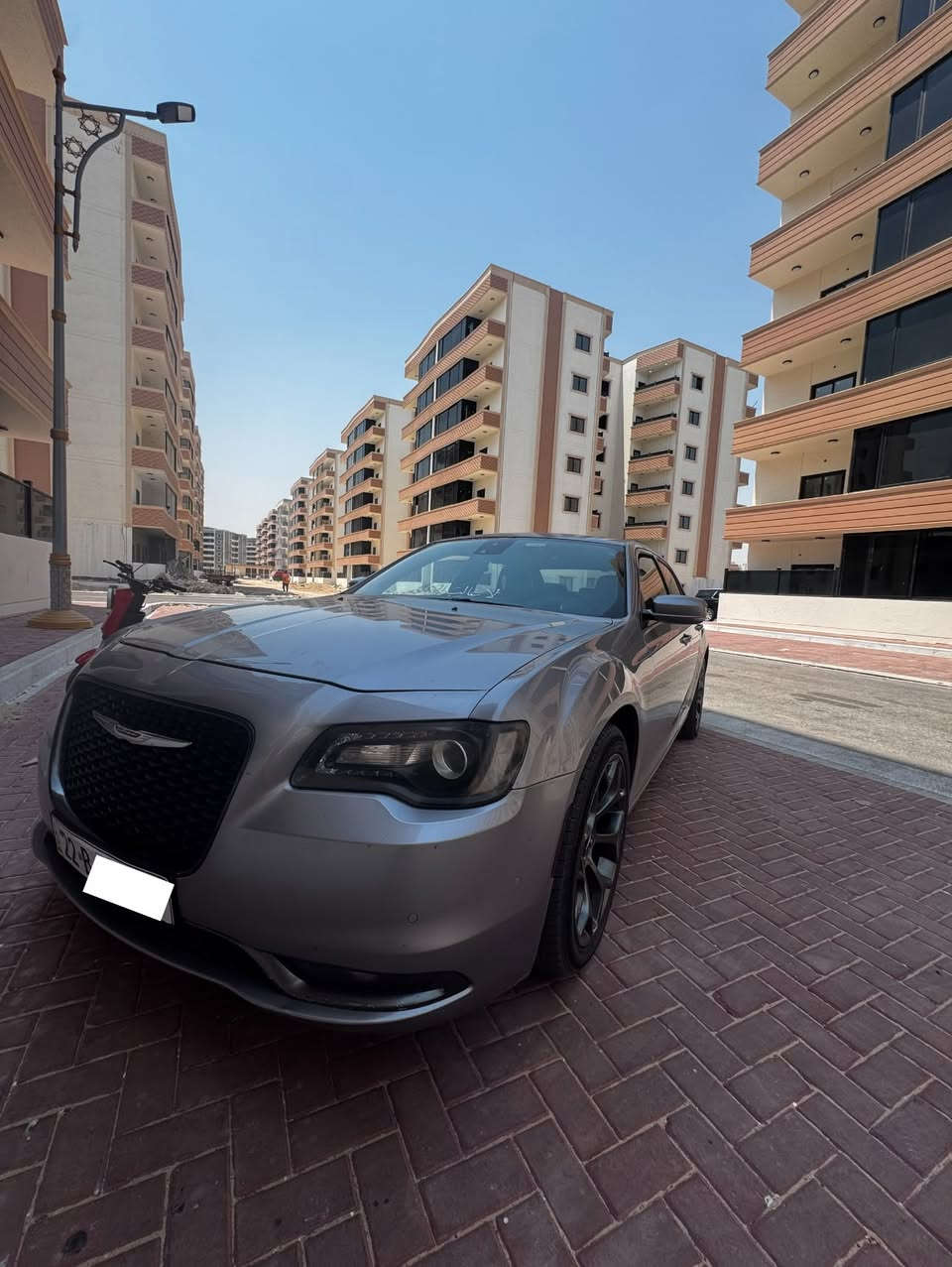 سلام عليكم
كرايسلر 300S ( اوباما ) شمالية

موديل 2018 

اللون سلفر

.

رقم اربيل باسمي 📇

هزه  ما ساقطه 

تحويل مباشر 

.

المواصفات:///فول ام الرادار 

*رادار امامي 

*رادار جانبي 

*تحديد مسار وتخذير تصادم ومثبت سرعه ذكي 

*نقاط عمياء 

*حساسات امامي و خلفي و كامره خلفيه

*السقف بانوراما 

*ويل20

*ترحيب بالمرايا الجانبية 

*الداخل جلد نظيف جدا و مطرز علامة الS

*مقاعد كهرباء و تدفئة

*شاشه كبيره و كار بلي 

*كير ماوس 

*شفتات ستيرن

*فول تحكمات بالستيرن

*سستم صوت ( الباين )

*تشغيل عن بعد 

وباقي المواصفات المعرفه بهذي الفئه 

.

############

ممشى السياره 115 الف ميل قابل للزياده 

اي كلوب بالعينه ما مشتغل لا جيك انجن ولا ايرباك 

رقمي *********** 

ممتواجد على الفيس هواي 

##########

حادث السيارة /////

.

 خلفي بدون ايرباك 

*تبديل جنطة نفس اللون مطابق وباقي السياره بدون فتح برغي 

بجم كبس 

*صبغ الجاملغ الخلفي 

*الباب الخلفي بدون حادث بدون فتح بس مصبوغ ليش ما ادري يمكن توحيد لون 

و صور الحادث راح اخليهن 

مكان السياره بصرة 

و سياره ما تتحرك اله مره كل اسبوعين بحكم دوامي و ممشتغله خط 

سعرها 225 قابل للتفاوض 

واذا السعر ما عجبك ان شاءالله تلكه الاحسن منها و ارخص
