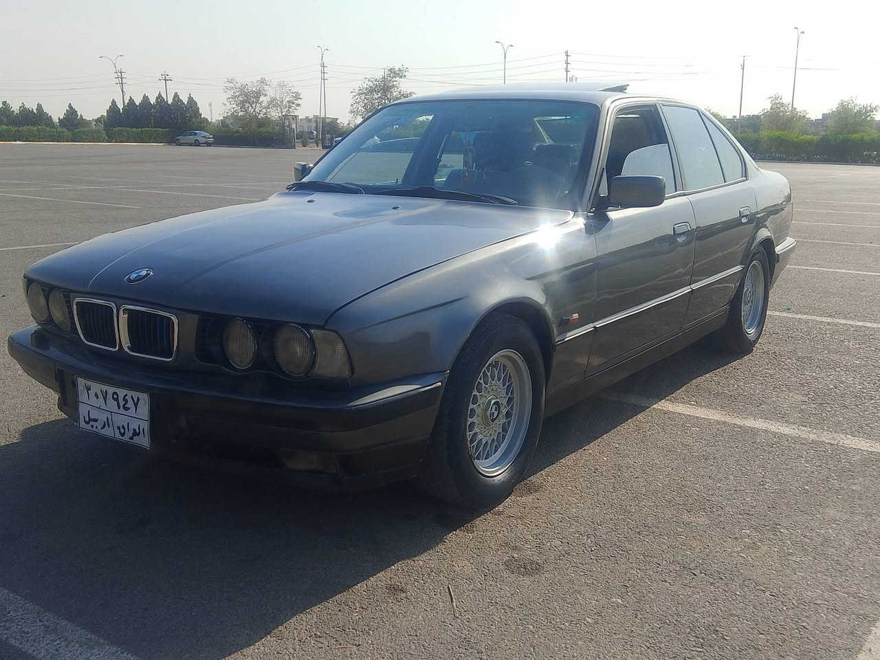 مؤديل 1990مةكينة 525گيرعادي هةزة و فةحسي تازةية چركةو 100 دؤلار بشكينة دةعامي بؤ دةحامي بةشةرت تةبريد 2جام كارةبا سلايت سعر 46قفل 11وةرةقةي غةرامة لةسةرة دواي معاملة ئةتدةمةوة *********** شوين هةولير
