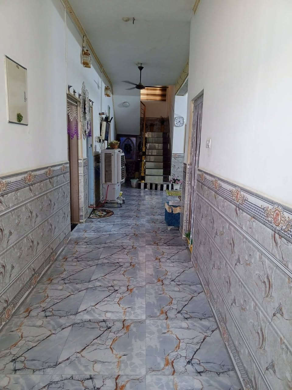 بيت للبيع
مساحه 200 متر

طابقين - بناء حديث

الاول : غرفتين واستقبال وصاله ومطبخ وصحيات

الثاني : 4 غرف ومطبخ وصحيات كونكريت

العنوان : مدينه الصدر - 400 دار. منطقه حي

السلام جديده

الخدمات : تبليط كهرباء مجاري.

للاستفسار الاتصال او التواصل على الهاتف ***********
