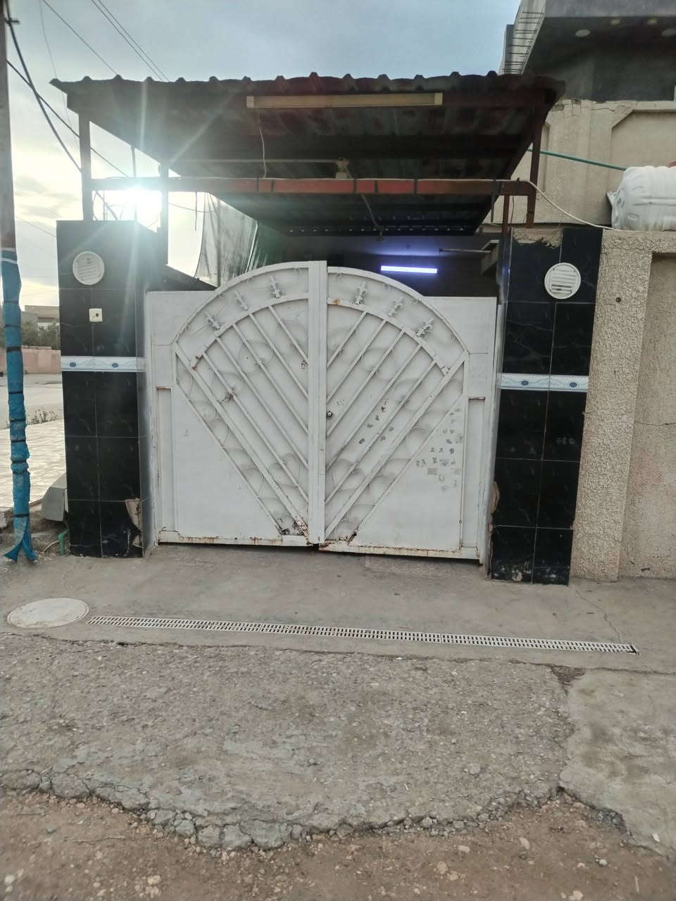 دار للبيع أو مراوس بأقل حسب القناعه طابو زراعي مساحه ٢٢٠ متر طابقين ركن يحتوي على ٣ غرف نوم ويحتوي على محل ٥ ×٤ وهول داخلي واستقبال ومطبخ متوفره كافة الخدمات وحتى الانترنيت باب البيت السعر ١٥٠ وقابل للتفاوض الهاتف *********** والخاص مفتوح والشراي يتصل ويدلل
