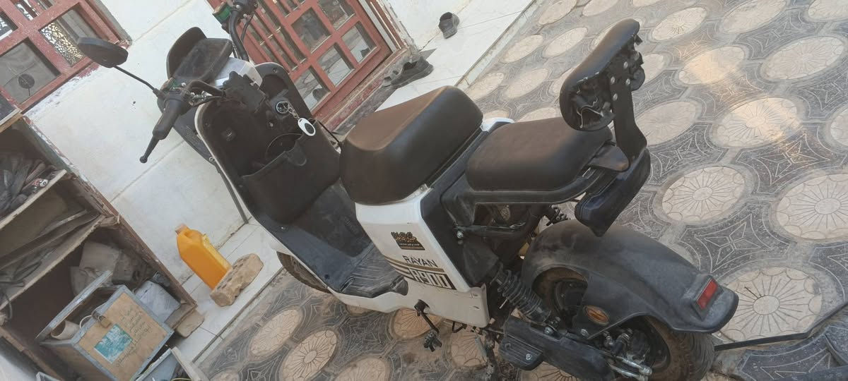 السلام عليكم دراجه R900 صارلها شهر طالعه من المعرض دراجه خير من الله بس بيها يطاريات 2 طافيات مدري شبيهن ف الدراجه واكفه متمشي السعر 450 وبيها مجال للاتصال فقط واتساب ***********
