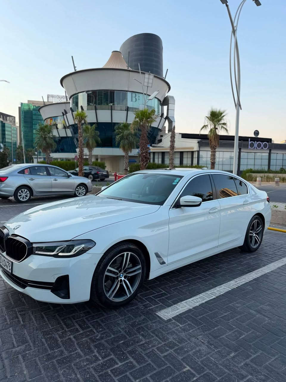 🚘 للبيع | BMW 520i موديل 2021 | وارد خليجي 🇩🇪

✨ فرصة لا تُعوّض لامتلاك سيارة فاخرة بحالة الوكالة، نظيفة جداً ومخدومة بالكامل.

🔹 المواصفات:

* ✅ BMW 520i موديل 2021
* ✅ وارد خليجي
* ✅ محرك 2.0 Turbo اقتصادي وقوي
* ✅ ناقل حركة أوتوماتيك 8 سرعات (Steptronic)
* ✅ نظام قيادة باختيار أوضاع القيادة (Eco Pro / Comfort / Sport)
* ✅ شاشة معلومات وترفيه كبيرة
* ✅ نظام Apple CarPlay
* ✅ كاميرا خلفية مع حساسات أمامية وخلفية
* ✅ تشغيل بصمة (Keyless Start)
* ✅ دخول ذكي (Comfort Access)
* ✅ مثبت سرعة
* ✅ مقاعد كهربائية مع حفظ الذاكرة
* ✅ تكييف أوتوماتيك ثنائي المناطق
* ✅ إضاءة LED أمامية وخلفية
* ✅ جنوط رياضية أصلية
* ✅ داخلية باللون القرميدي الفاخر التي تضفي لمسة مميزة ونادرة
* ✅ جميع الصيانات الدورية منفذة داخل الشركة وضمن مواعيدها الرسمية
* ✅ مفتاحان (بصمتان) أصليتان
* ✅ سيارة شخصية، نظيفة جداً، ولا تحتاج أي مصروف.

💰 السعر: 290 ورقة (قابل للتفاوض بالمعقول بعد المعاينة).

📍 الموقع: أربيل
📄 السيارة باسمي شخصياً وجاهزة للنقل.

📞 للاستفسار: ***********

🔥 إذا كنت تبحث عن BMW بحالة الوكالة، وسجل صيانة منتظم، وداخلية قرميدية مميزة، فهذه السيارة تستحق المشاهدة. الجادون فقط، والرزق على الله. بغداد, العراق
