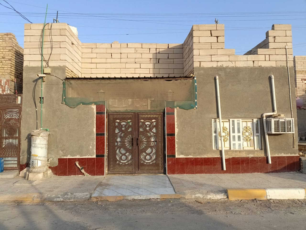 السلام عليكم
بيت للبيع في مدينه الصدر قرب مجمع التنفيذ قريب على الروف 100متر أمامي على ساحة يتكون من غرفة نوم وصالة ومطبخ وديوانية وحمام داخلي 
السعر 115 وبيه مجال 
رقم الهاتف ***********
