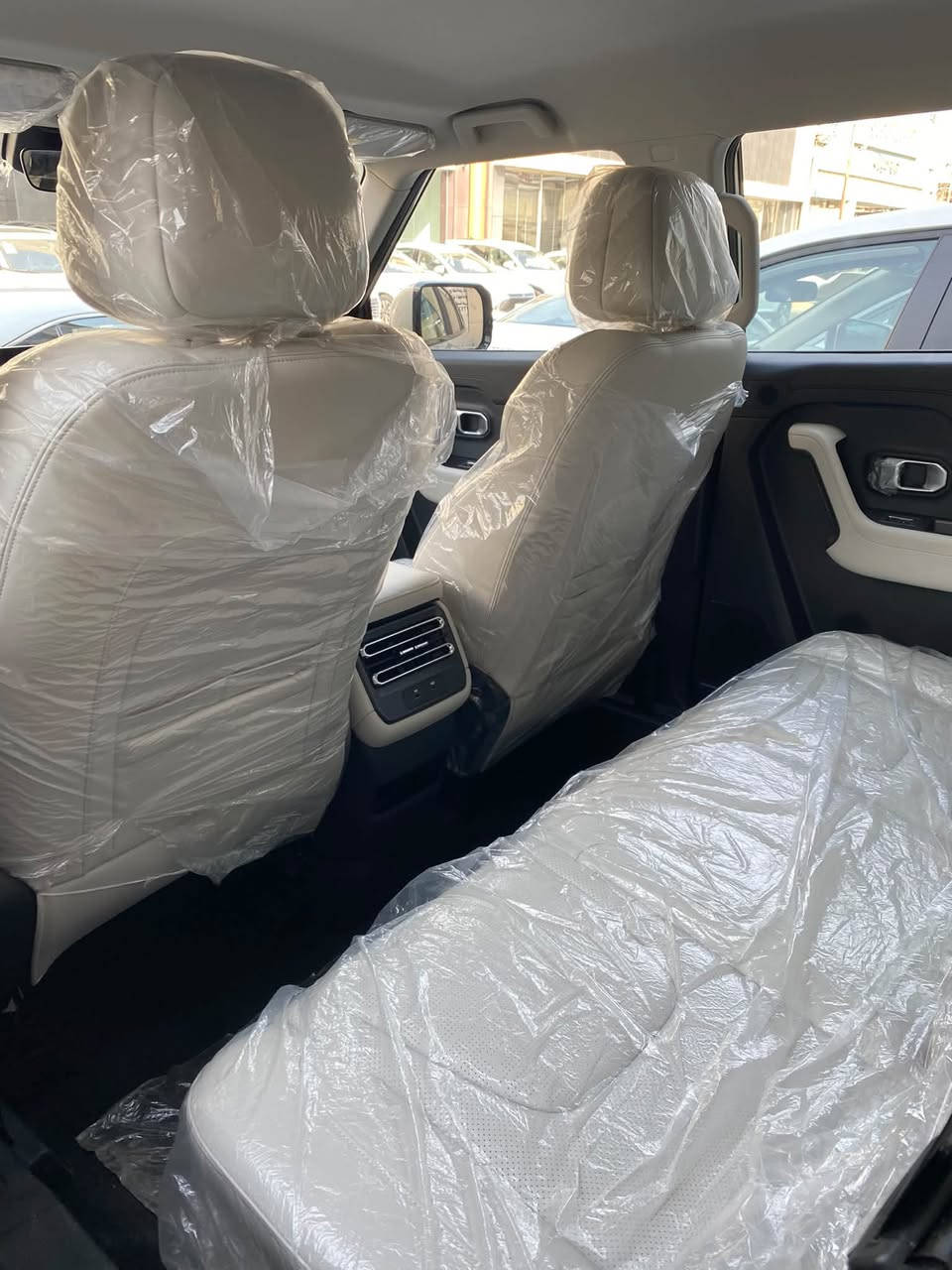 ￼

🚙 جيتور T1 Comfort 2.0T

المواصفة Comfort
المحرك 2.0 لتر تيربو
القوة 255 حصان (187 kW)
العزم 390 نيوتن.م
القير أوتوماتيك 8 سرعات AT
الدفع أمامي FWD
السرعة القصوى 180 كم/س تقريباً
الوقود بنزين 95
سعة التانكي 70 لتر
المقاعد 5
طول السيارة 4705 ملم
العرض 1967 ملم
الارتفاع 1843 ملم
قاعدة العجلات 2800 ملم
الخلوص الأرضي 199 ملم
حجم الشنطة 574 لتر
الجنط 19 إنچ، 235/60 R19

⭐ أهم تجهيزات الـComfort
 • شاشة وسطية 12.8 إنچ
 • شاشة عدادات 10.25 إنچ
 • معالج Snapdragon 8155
 • Apple CarPlay وAndroid Auto لاسلكي
 • شحن لاسلكي
 • 8 سماعات
 • تكييف أوتوماتيك ثنائي المنطقة
 • فتحات تكييف خلفية
 • مقاعد جلد صناعي
 • المقاعد الأمامية كهربائية + تهوية
 • ذاكرة كهربائية للشنطة
 • باب شنطة كهربائي
 • تشغيل ودخول بدون مفتاح
 • إضاءة LED كاملة بالـComfort

📞***********.       
بغداد/البياع
