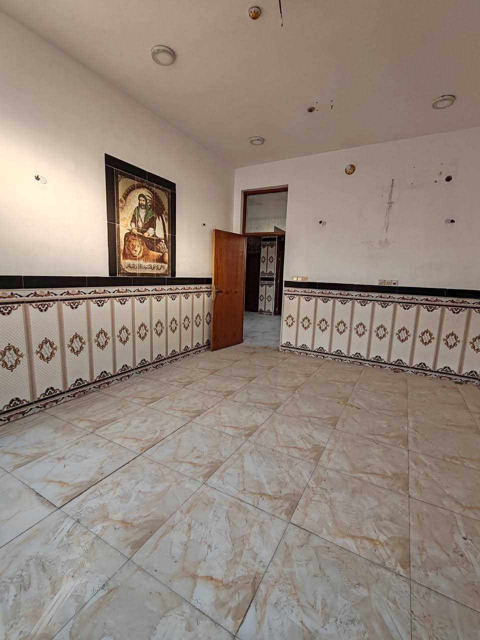 دار للبيع...
في المسيب _ شارع ابو الجاسم ع _ حي الصدرين
قريب عن الشارع العام
المساحة _ ١٥٠ متر زراعي
السعر / ٥٨ مليون قابل للعملة 
البناء طابوق السقف صب مسلح الارضيه بورسلين
حزام سيراميك السطح فرشي
يتكون من...
استقبال ومطبخ وصالة وغرفة نوم ومجمع صحيات داخلية وتواليت خارجية ومنور جهتين الدار
للإستفسار /***********
عنوان المكتب /المسيب-بداية طريق ابو الجاسم ع مقابل حي المهندسين
مكتب الماسة للعقار
