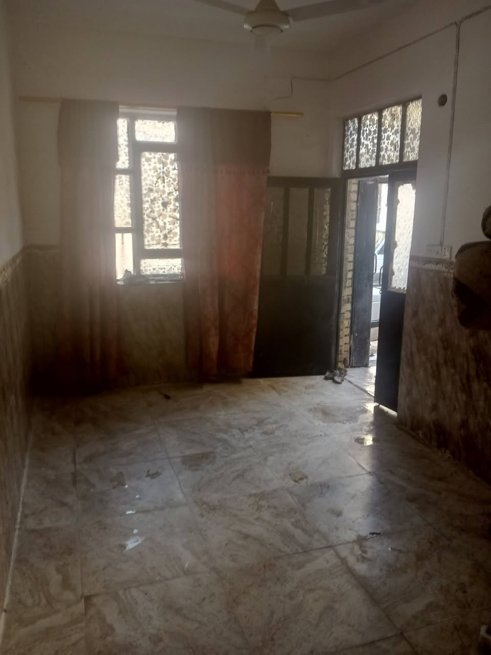 السلام عليكم صاحب البيت بيت للايجار جديد ومرتب بي غرفة كبيرة + صالةكبيرة  + مطبخ + مكشوفة وصطح بي خزان وكيزر مساحتة 60 متر  الموقع النجف الاشرف حي نداء شارع 60 قرب جامعه الكفيل كفى اسواق الغرابي متوفر يمة كافة الخدمات كل شهر بشهرة إجارة 200 للاستفسار ***********موجود وات ساب أو الرقم هاذا اتصال
