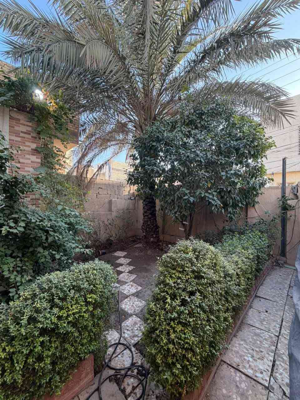 بيت ٢٠٠ م حي الوفاء يحتوي عل غرفتين وصاله واستقبال ومطبخ وصحيات وكراج وحديقه خلف التجاري سعر خاص عل واتساب ***********

