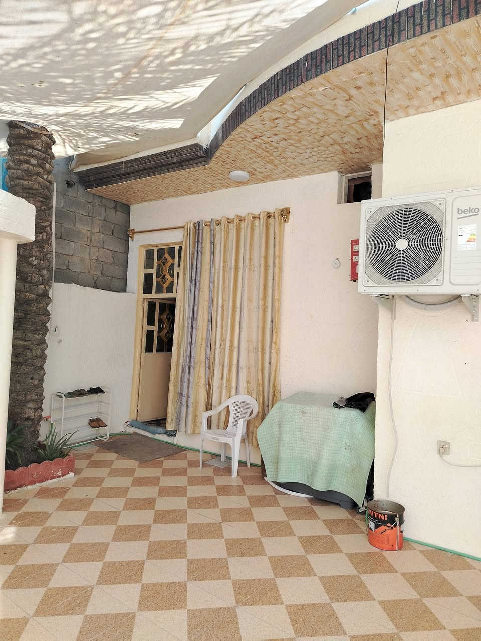 🏡 بيت للبيع – فرصة مميزة في بهرز / الدفاعي 🏡

📍 الموقع: بهرز – الدفاعي، مجاور بيت أبو فؤاد البقال.
📐 المساحة: 300 م².
📄 السند: ملك صرف.

🔹 مواصفات البيت:

- الطابق الأول: ثلاث غرف نوم، استقبال، هول، صالة، مطبخ، صحيات، مخزن، حديقة، كراج، وممرات جانبية وخلفية.
- الطابق الثاني: غرفة مكتملة، وباقي الغرف مبنية بالجدران فقط (بدون سقف)، مما يتيح للمشتري إكمالها حسب الرغبة.

💰 السعر: مناسب.

📞 للاستفسار:
***********
#مكتب_أزهر_ثامر_للعقار
