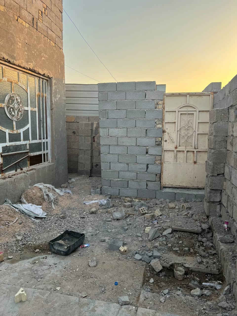 السلام عليكم بيت للبيع مساحه 120 متر اصولي سبع قصور نهاية شارع ابو جاسم المالكي خدامات كامله عوزه ترميم بس السعر 20 وبي مجال الاستفسار *********** موجود خاص وواتساب
