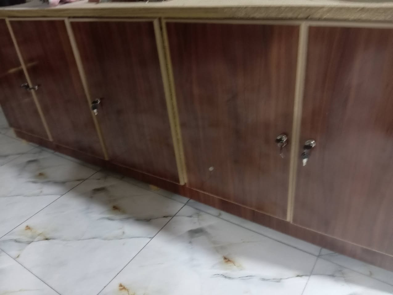 بوفيه نضيف لبيع سعر 80 الف بيه مجال مكاني حريه ***********
